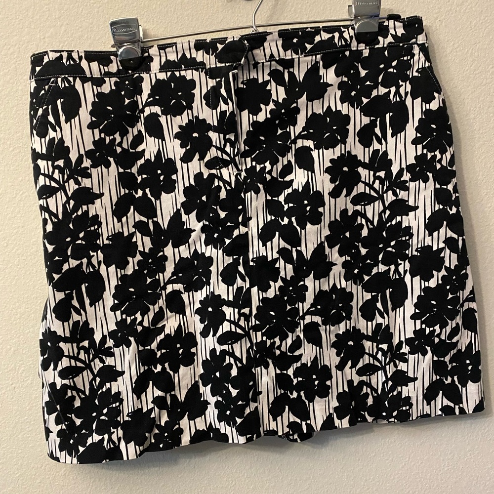 Izod black & white floral golf skort. Size 16. Back slit. Pockets.
